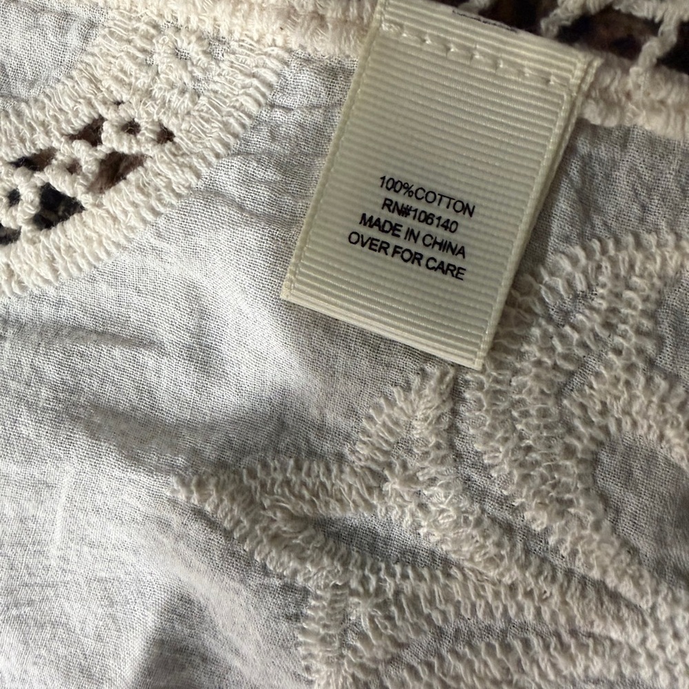 Ultra Pink Cream Crochet Women's Blouse. Hardly worn - Picture 4 of 6